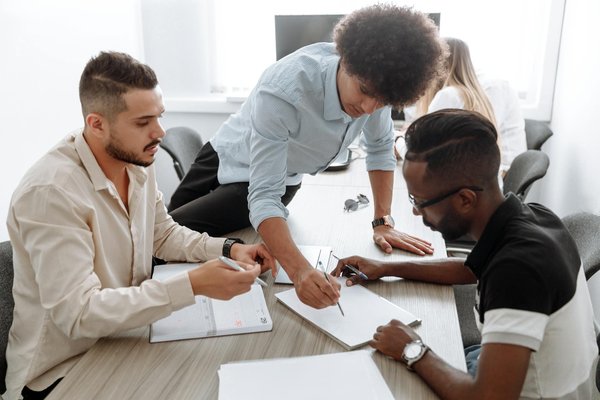 Welche rechtlichen Überlegungen sind bei der Vertragsgestaltung entscheidend?